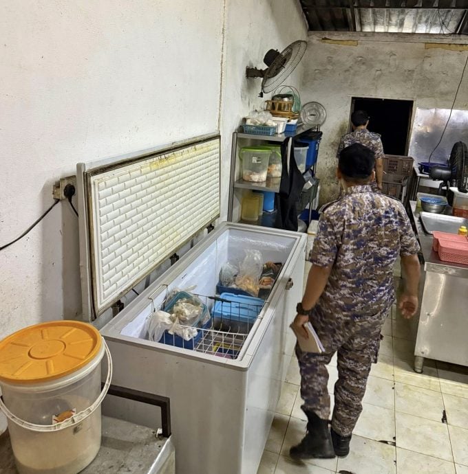 东:哥打峇鲁格底里县议会展开夜市商店取缔行动,一共开出21张罚单。