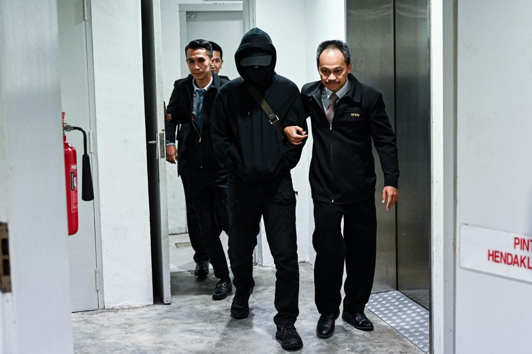 东:已签发:一名之前在登嘉楼警察总部服务的警长,涉嫌收取2万3000令吉贿金包庇毒贩