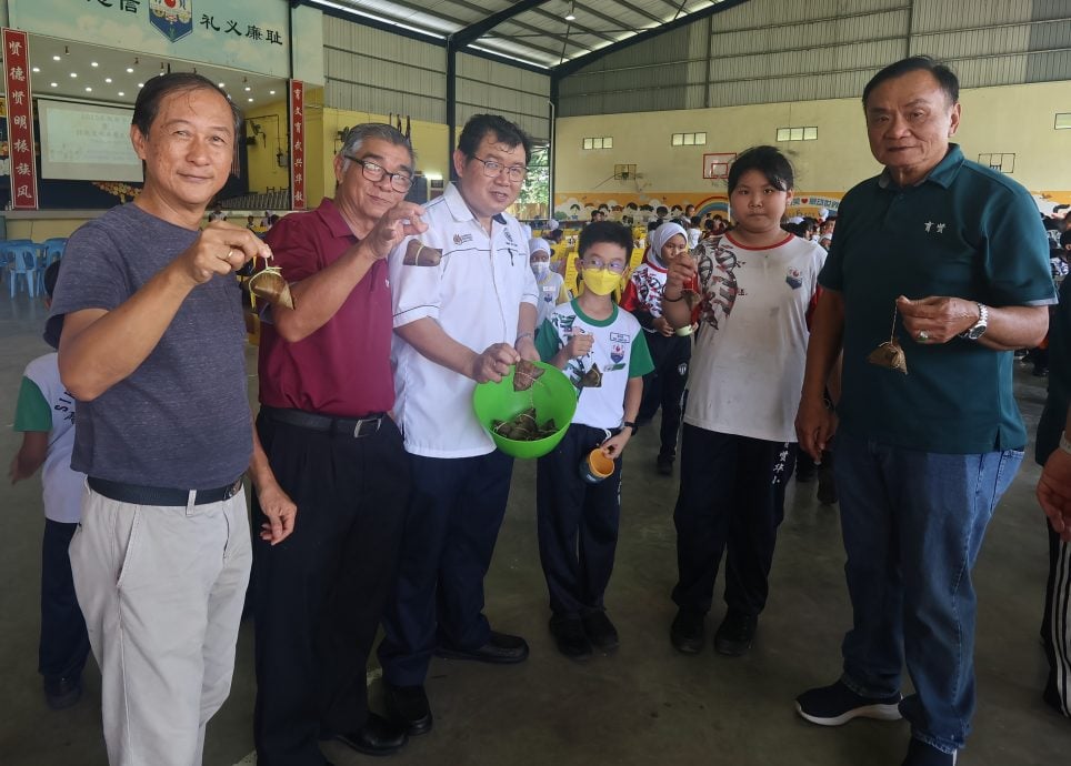 东:已签发:关丹育贤华小温情洋溢庆端午节及教师节,师生家长齐包粽,共烹美食谢师恩。