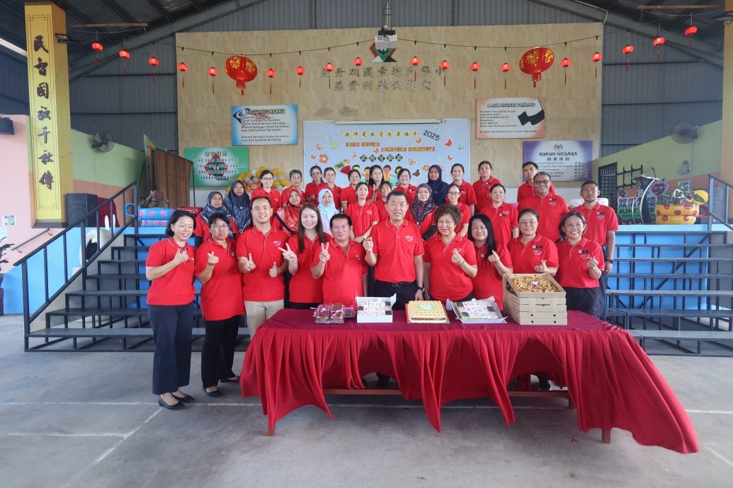 东:已签发:双溪索培民华小董事长拿督斯里孙诗传希望年轻人积极响应,加入教师的行列为华文教育贡献力量