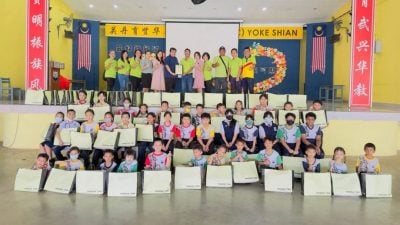 善心組織送暖 育賢華小獲贈書包文具