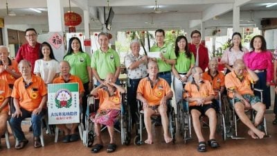 东海岸大马华光功德会  送暖关丹华团安老院