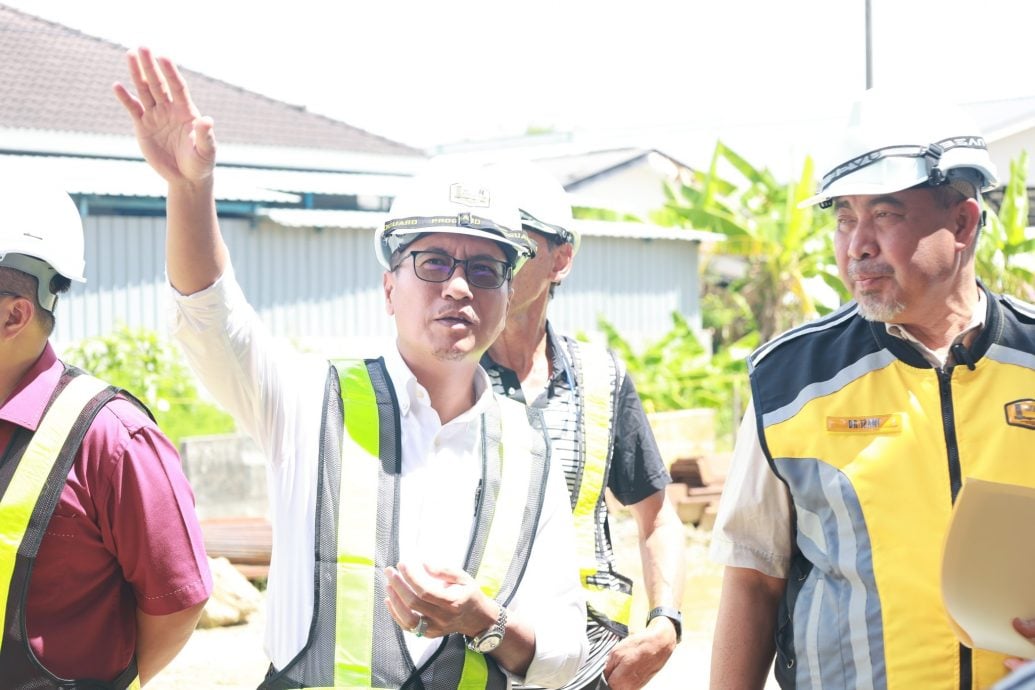 东：巴西禾路口通往班佐区的高架天桥及道路提升工程因土地征收问题而延误。