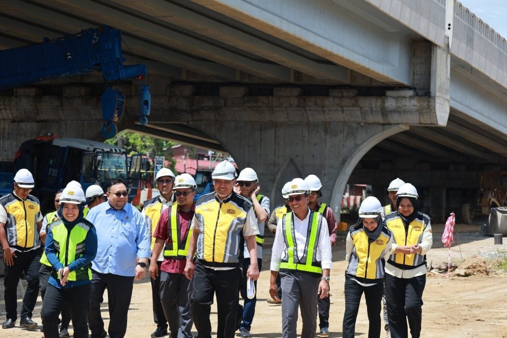 东:巴西禾路口通往班佐区的高架天桥及道路提升工程因土地征收问题而延误。