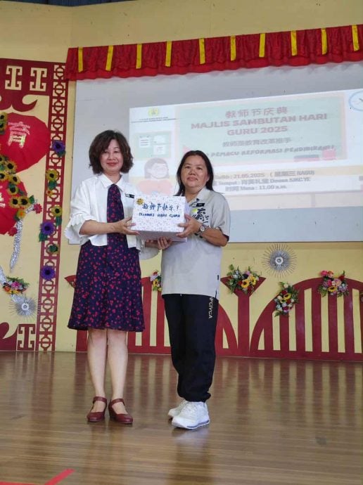 东：巴西马育英华小家教协会主席林向强表示，教师是知识的传播者，是学生成长的引路人。正如教育家所言：“教师是播种知识的园丁，是引领学生前行的指路明灯。”
