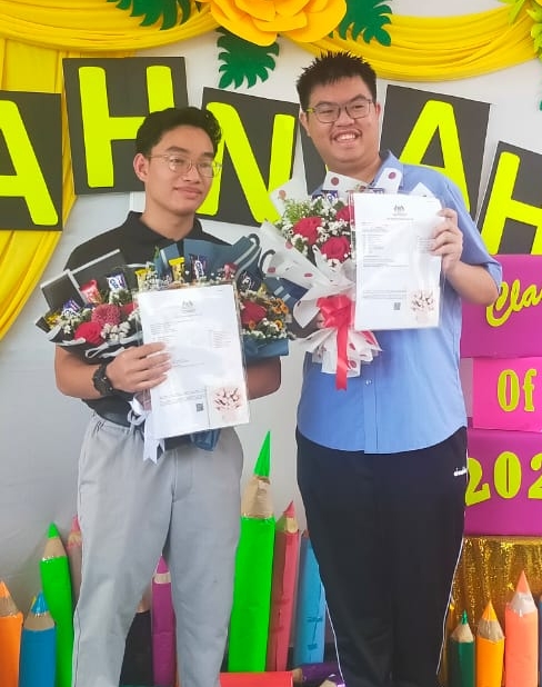 东：年轻人版/2024年大马教育文凭考试放榜，苏丹依斯迈国中二校两名优秀生考获全A佳绩。