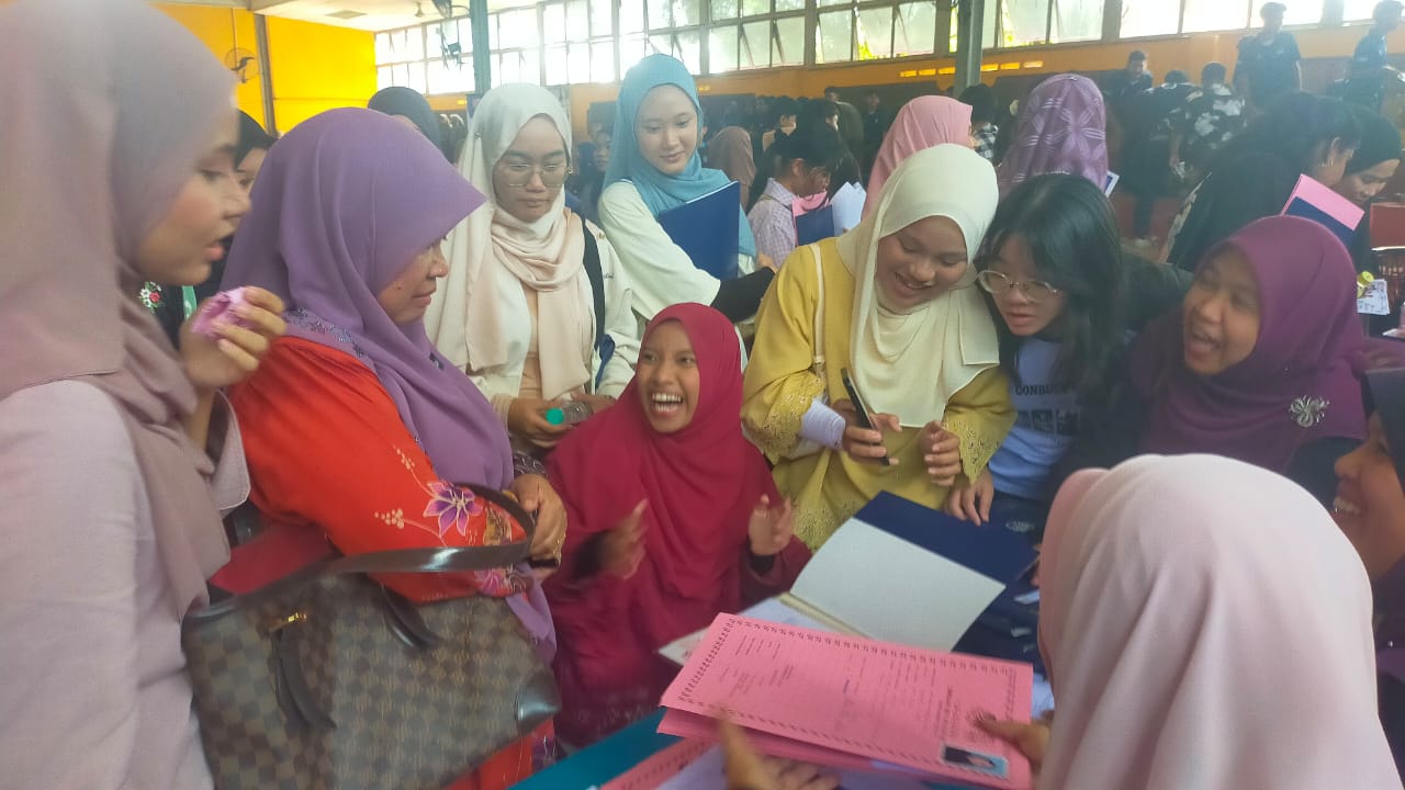 东：年轻人版/2024年大马教育文凭考试放榜，苏丹依斯迈国中二校两名优秀生考获全A佳绩。