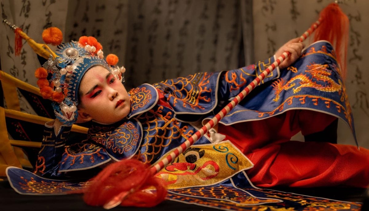 东：当漫画馆和汽车美容中心摇身一变摄影棚，超过30位摄影师聚首的丹州哥市摄影工作坊，成为一场艺术与科技交汇的视觉盛宴，让东海岸文化遗产与尖端影像技术和谐融合，焕发新意。