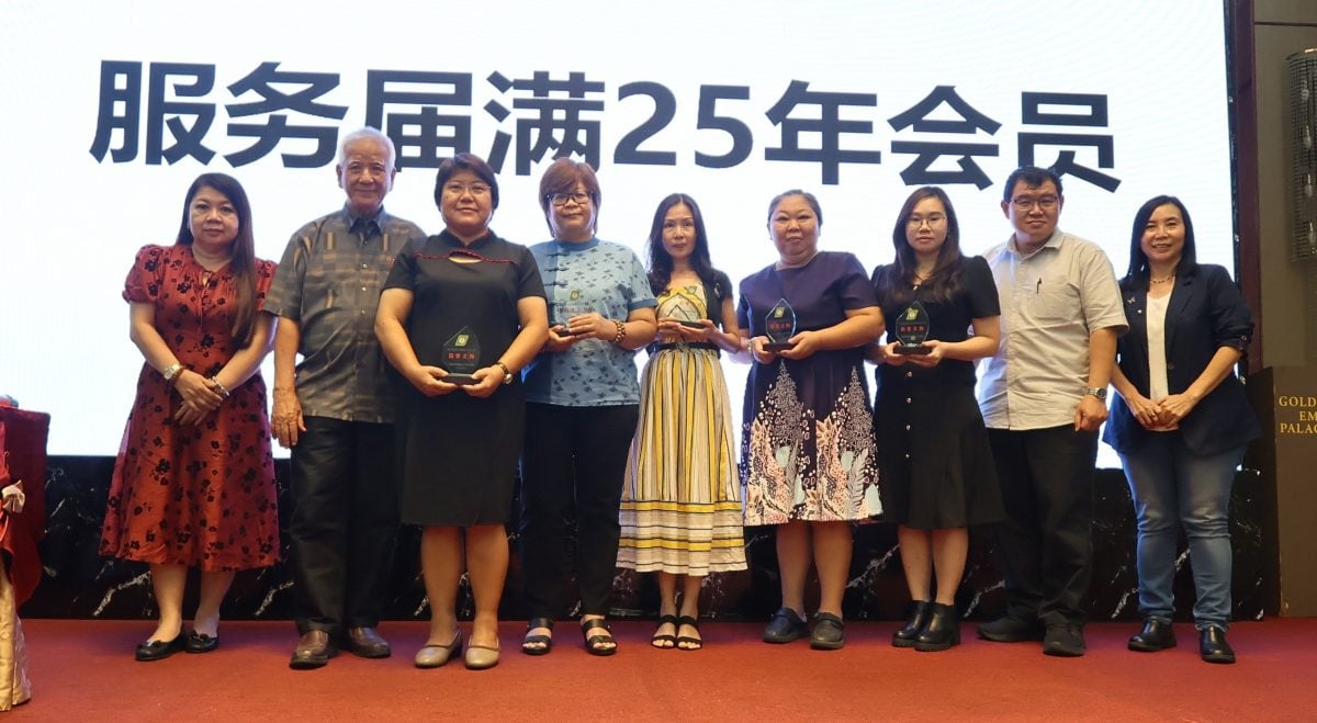 东：彭林总商会名誉会长拿督斯里林荣文认为，当今的教师不仅肩负教学的职责，更多却被行政负担所困扰