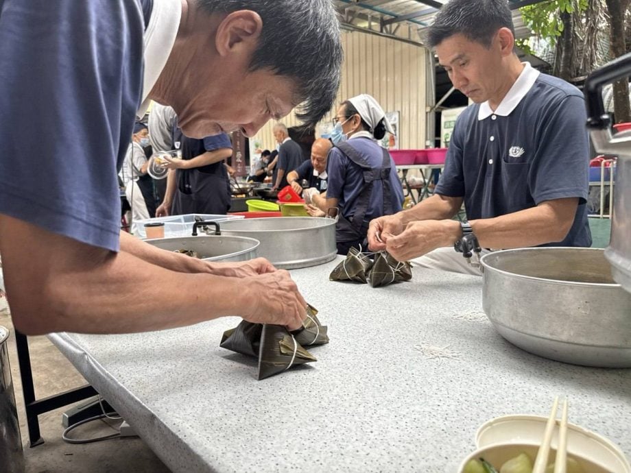 东：慈济吉兰丹支会为筹建吉兰丹静思堂而举办的“爱心粽香·广结善缘”募捐活动圆满落幕，完成4200颗福慧粽，并获得十方善士踊跃支持。