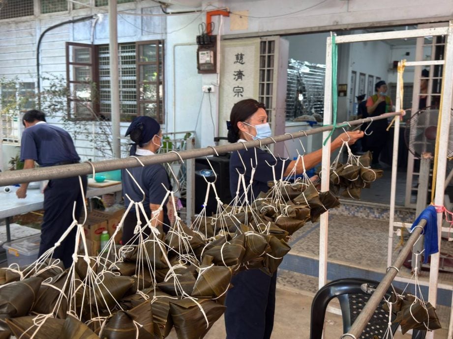 东:慈济吉兰丹支会为筹建吉兰丹静思堂而举办的“爱心粽香·广结善缘”募捐活动圆满落幕,完成4200颗福慧粽,并获得十方善士踊跃支持。