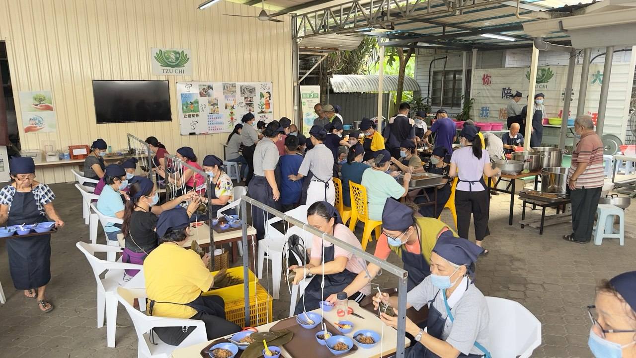 东：慈济吉兰丹支会为筹建吉兰丹静思堂而举办的“爱心粽香·广结善缘”募捐活动圆满落幕，完成4200颗福慧粽，并获得十方善士踊跃支持。