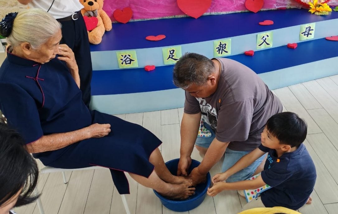 东：文冬慈济万人浴佛孝亲浴足 场面温馨感人