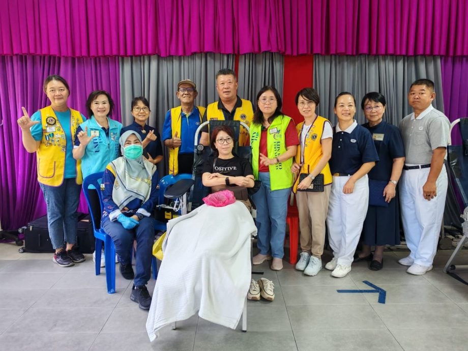 东：文冬慈济万人浴佛孝亲浴足 场面温馨感人