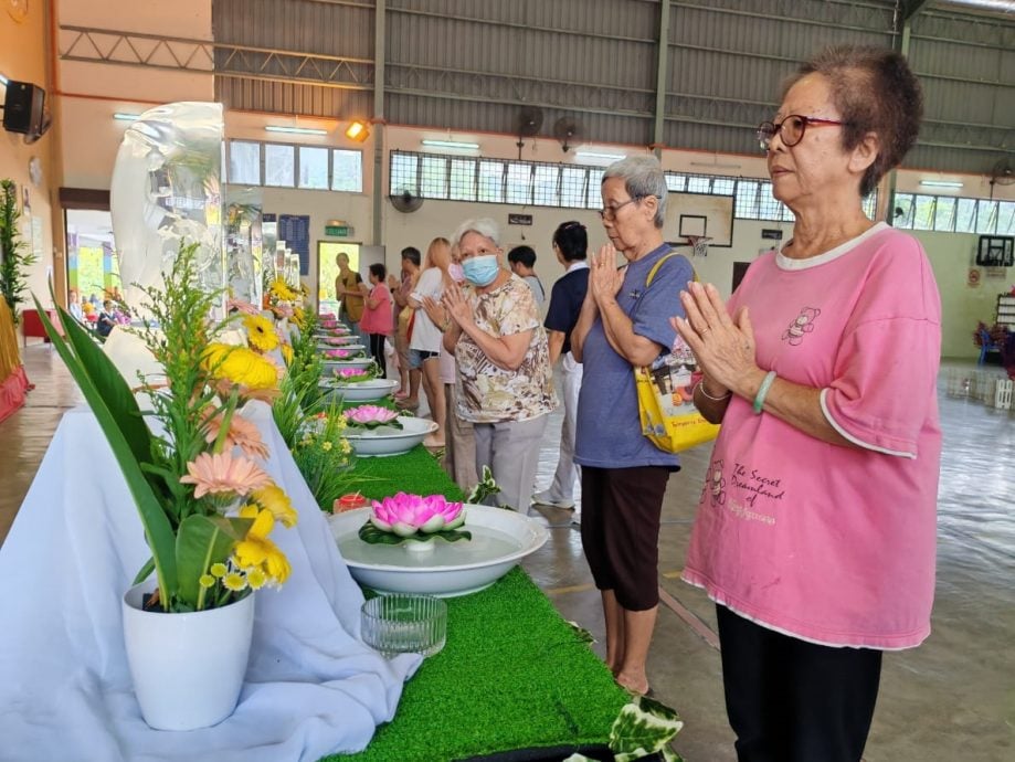 东：文冬慈济万人浴佛孝亲浴足 场面温馨感人