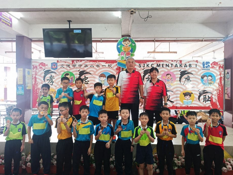 东：文德甲中华小学（一）校越野赛跑 学生奋力奔跑，斗志昂扬!