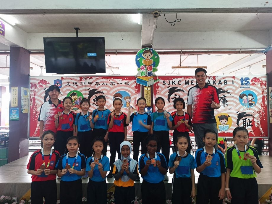东：文德甲中华小学（一）校越野赛跑 学生奋力奔跑，斗志昂扬!