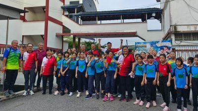 文德甲中华小学（一）校越野赛跑 学生奋力奔跑 斗志昂扬