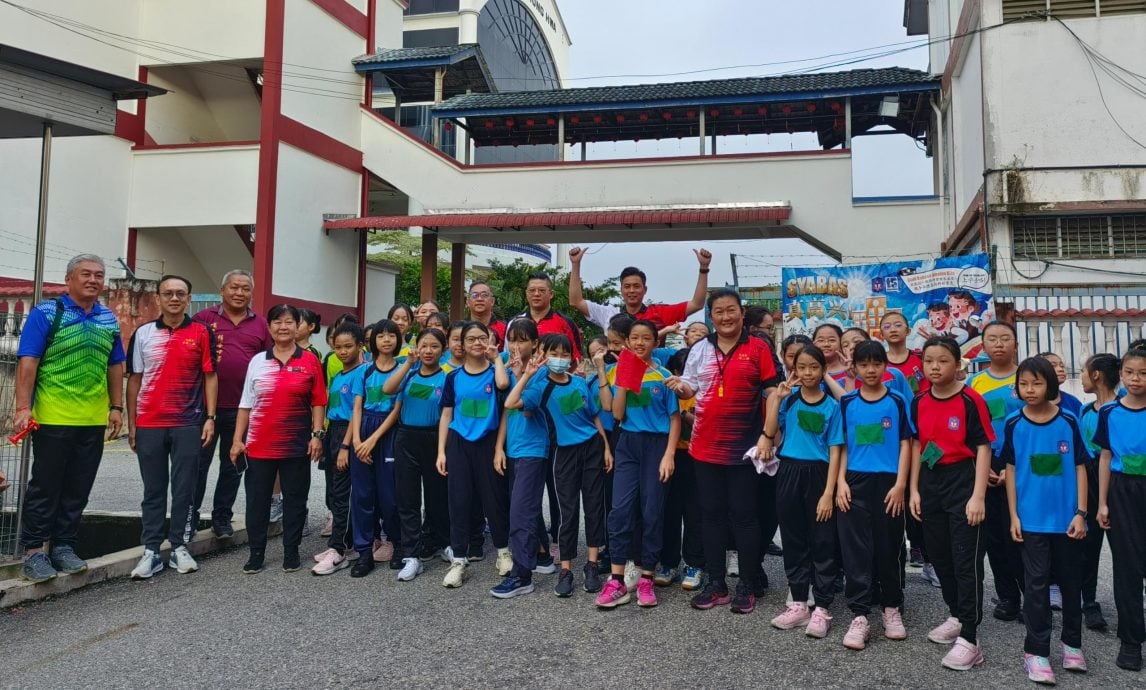 东:文德甲中华小学(一)校越野赛跑 学生奋力奔跑,斗志昂扬!