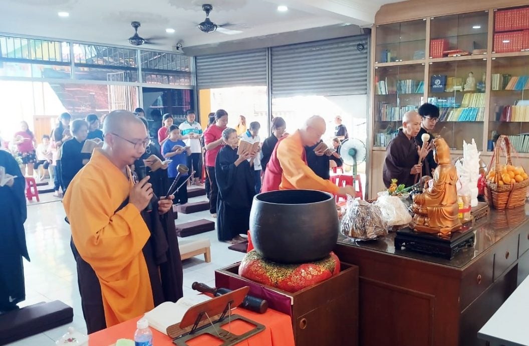 东：明加叻佛教会庆祝卫塞节 花车游行人潮比去年多