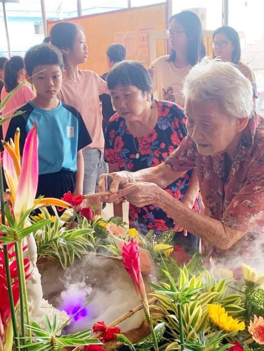 东：明加叻佛教会庆祝卫塞节 花车游行人潮比去年多