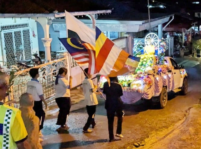 东:明加叻佛教会庆祝卫塞节 花车游行人潮比去年多