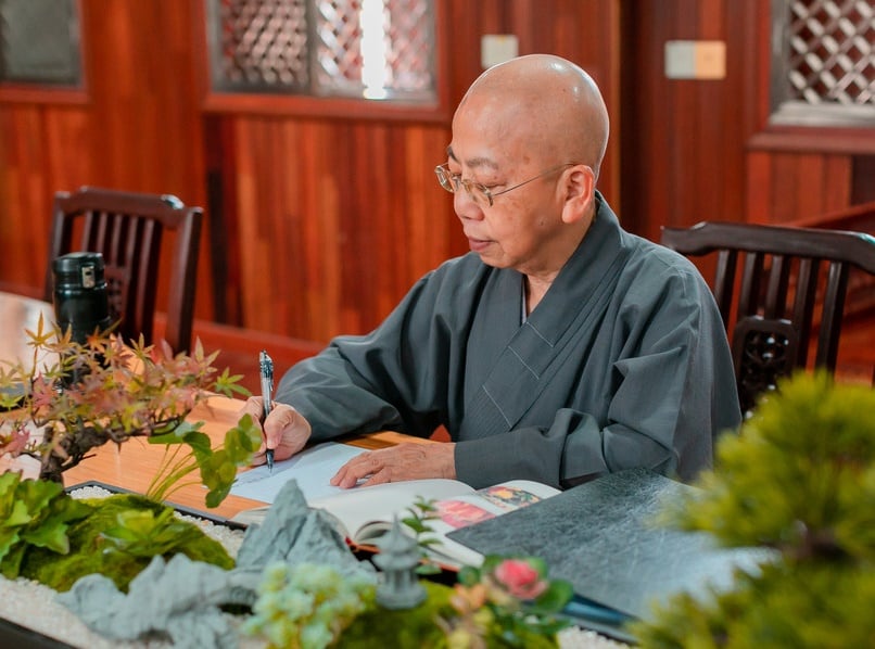 东：法航法师与马希龙教授荣获慧海大和尚不倒翁精神奖