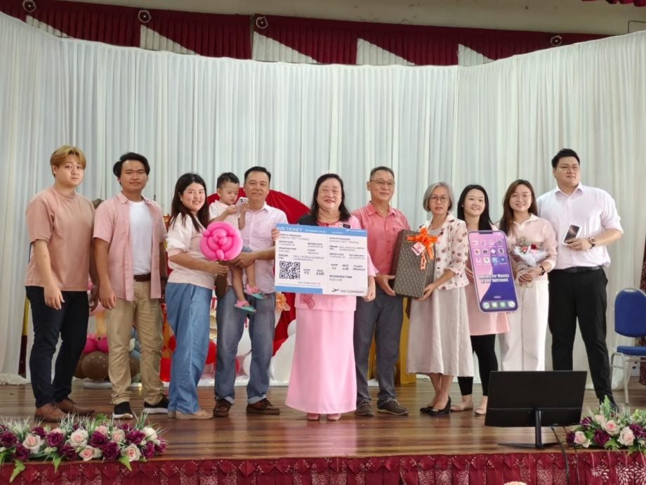 东：百乐县教育局唯一华裔官员谢怡丹荣休