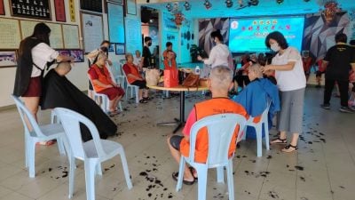 百乐淡属理发师联合献爱心 义务为弱势群体理发