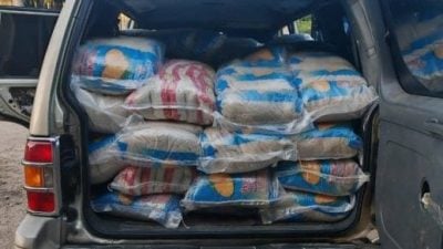 警道北起走私白米糯米 扣查四驱车司机