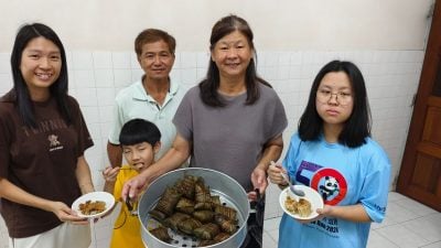 郑瑞霞裹逾500粒手工粽  义卖筹款以粽传情