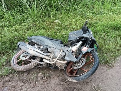摩托失控撞四轮驱动车 骑士当场亡
