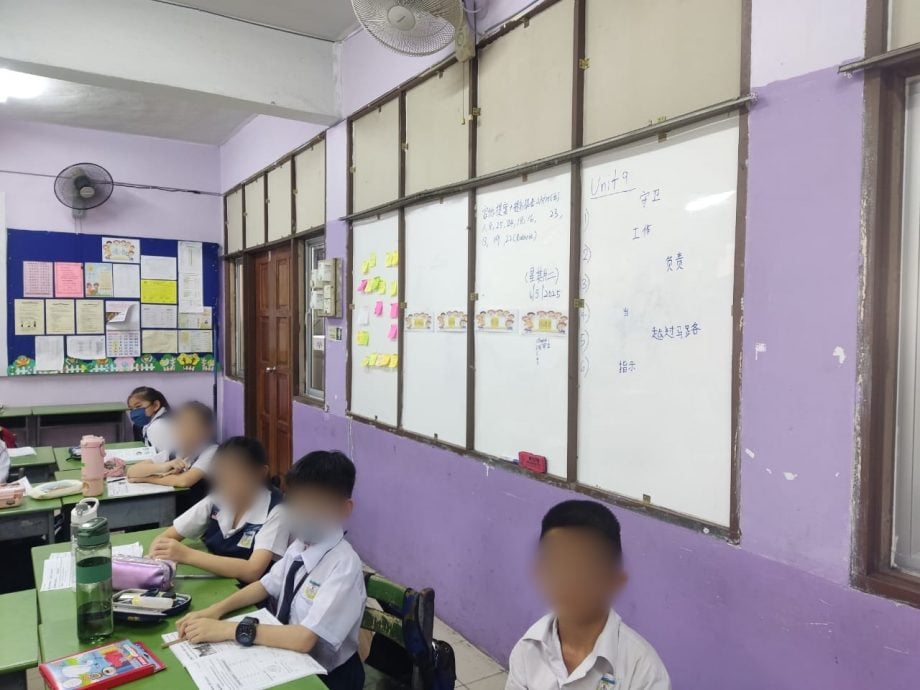 东:(已签发)中竞华小受嘈杂车声干扰,课室窗盖白板隔绝噪音