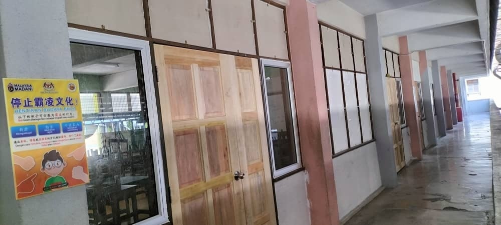 东:(已签发)中竞华小受嘈杂车声干扰,课室窗盖白板隔绝噪音