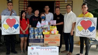 关丹慈善家 关丹师公坛 捐助性红斑狼疮小病患
