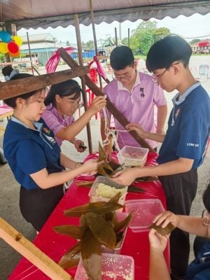 东:(已签发)双溪兰村委会主办裹粽争霸赛,希望年轻人学习包裹粽子
