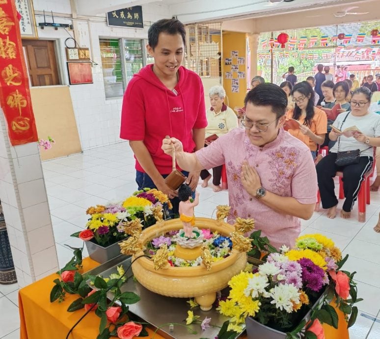 东：（已签发）文冬佛教会庆祝卫塞节 浴佛净化身心灵