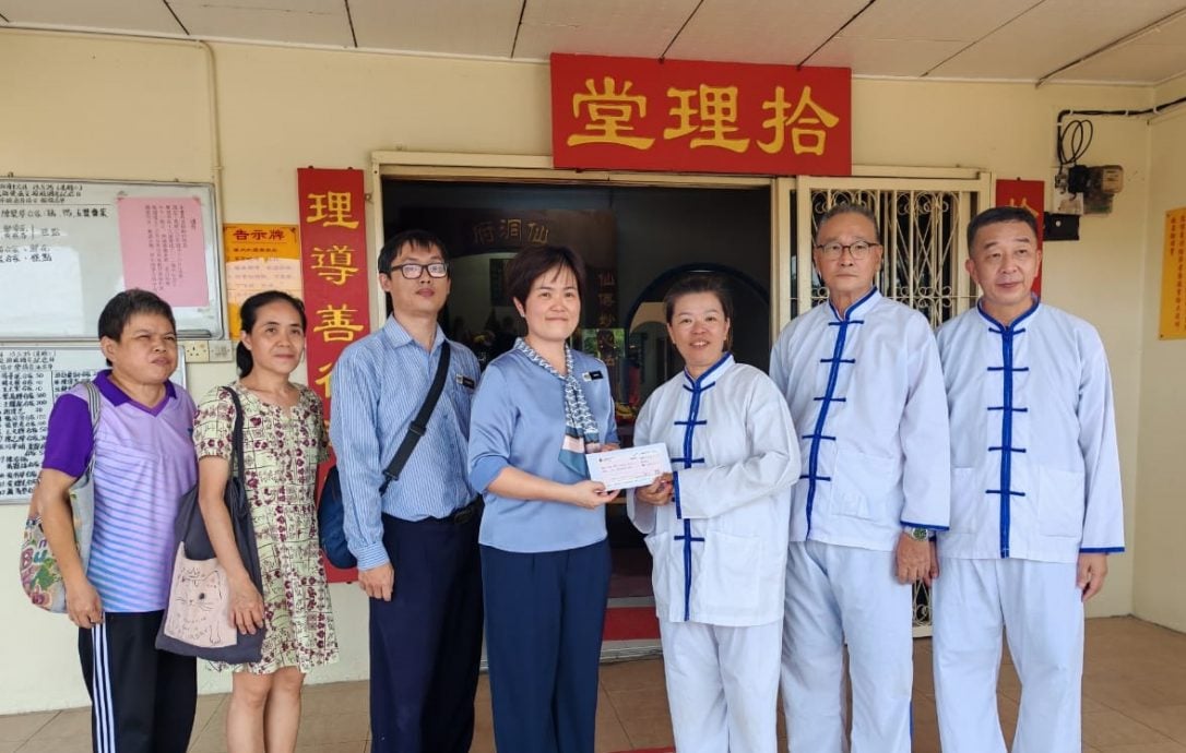 东：（已签发）文冬美律谷黄老仙师拾理堂周年庆典 捐8团体7500令吉