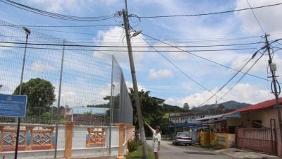 新巴力新村电线低垂，村民担心罗里勾断电线