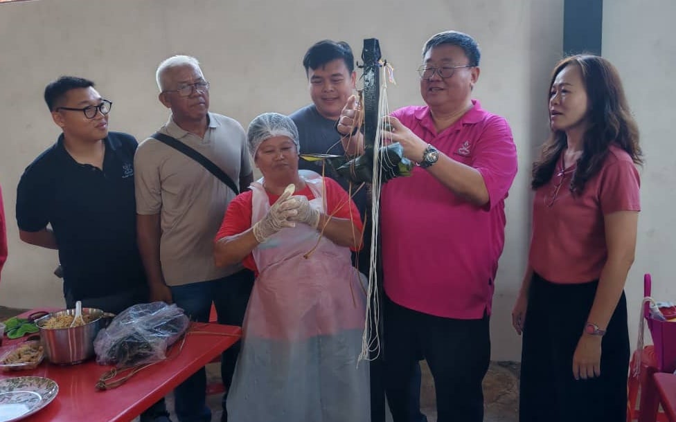 东：（已签发）玻璃口村委会端午节裹粽子比赛和派粽子