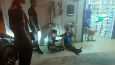 5贼偷电话线摩托   村民及时报警捉2人 3逃脱