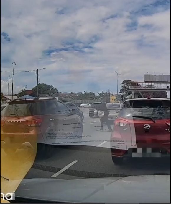 东：（已签发）红灯卖水果被撞飞 市政厅促小贩勿以身试法红灯卖水果被撞飞 市政厅促小贩勿以身试法