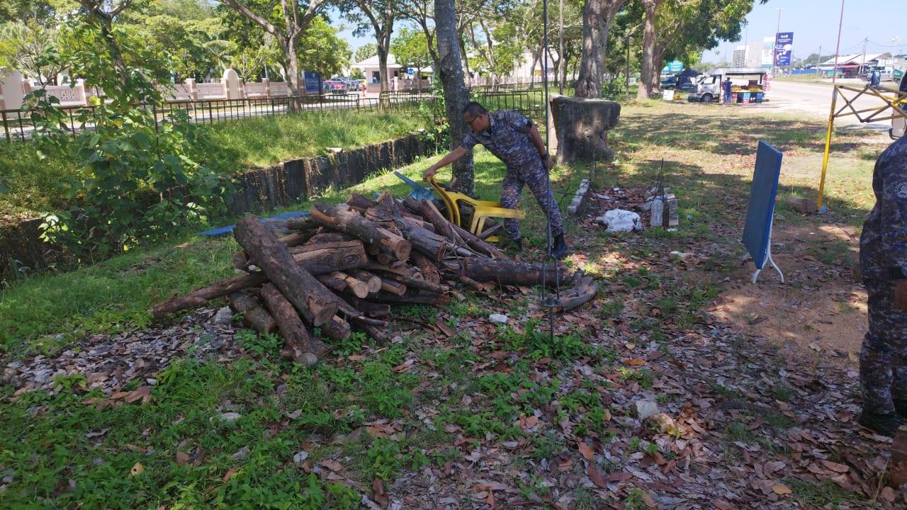 东：（已签发）非法广告牌和摊位占用绿化带　关丹市政厅强拆 