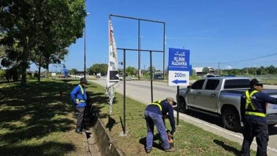 非法广告牌和摊位占用绿化带　关丹市政厅强拆 整顿市容