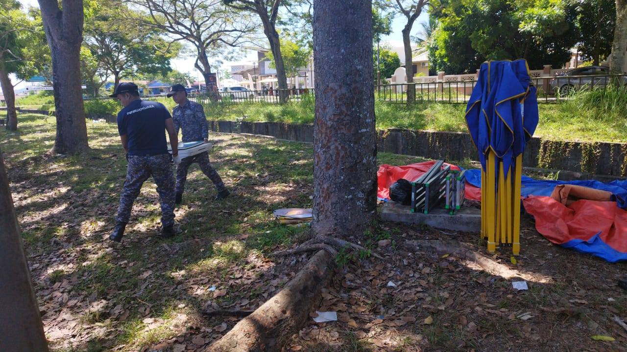 东:(已签发)非法广告牌和摊位占用绿化带 关丹市政厅强拆