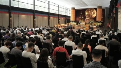 卫塞节庆典采“虚实”模式    克切拉禅修林千人沾法喜