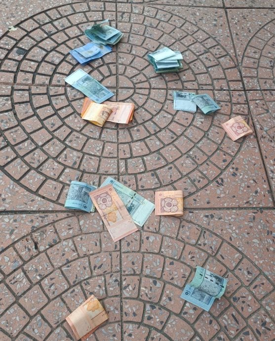东：（已签发）：一名马来商家日前不慎遗失980令吉现金，所幸一名华裔商家拾获后主动协助寻找失主，并最终全数归还，展现跨族群间温暖互助的精神。