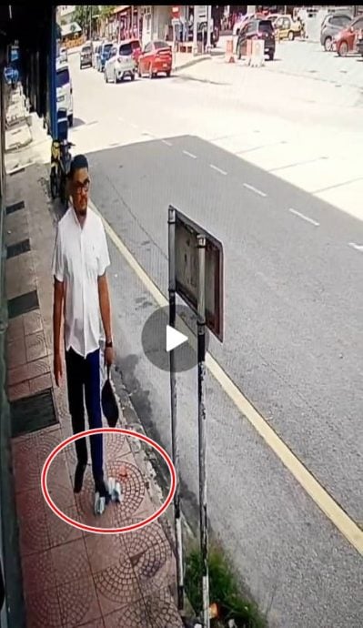 东：（已签发）：一名马来商家日前不慎遗失980令吉现金，所幸一名华裔商家拾获后主动协助寻找失主，并最终全数归还，展现跨族群间温暖互助的精神。
