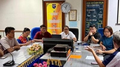 心系中华维新中学发展 校友发起桌椅领养计划 