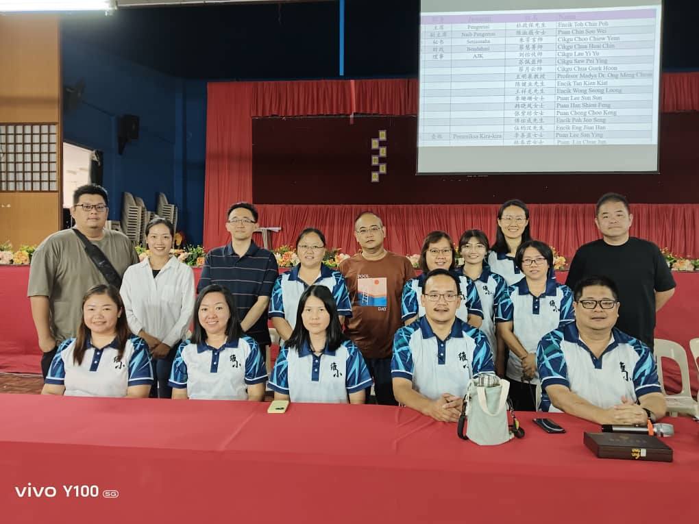 东:(已签发):中华维新小学家教协会日前顺利完成理事会改选,担任主席达二十年的黄国森先生光荣卸任,将重任交棒于新生代